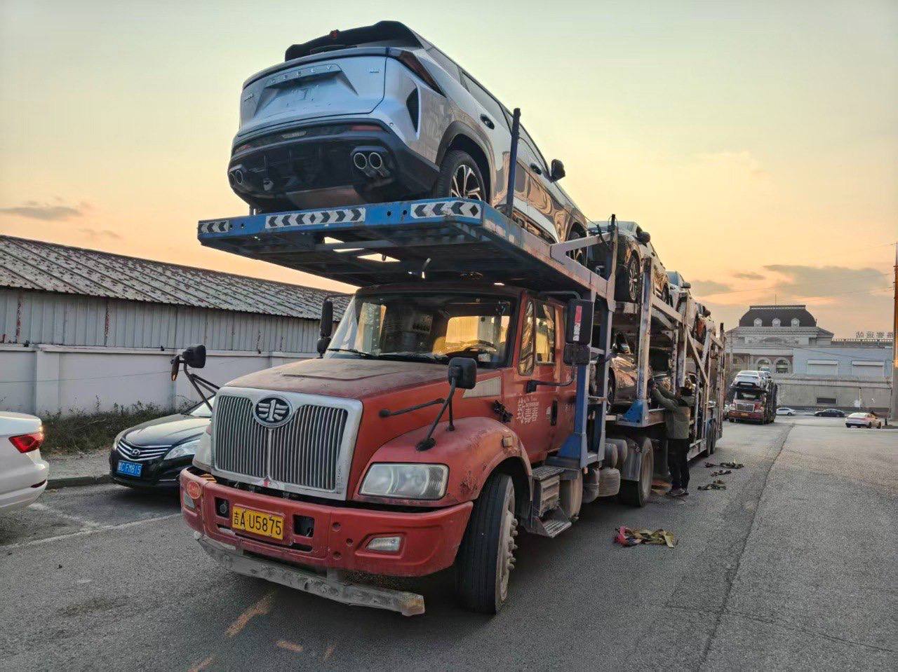 Погрузили на автовоз очередной наш автомобиль image preview