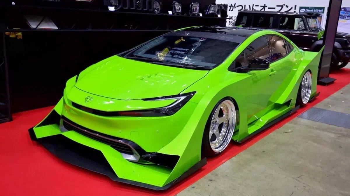 Японцы превратили Toyota Prius в шоу‑кар image preview